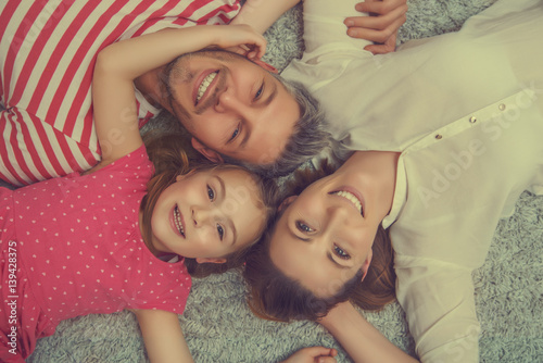 familienportrait mit vater mutter kind auf dem boden photo