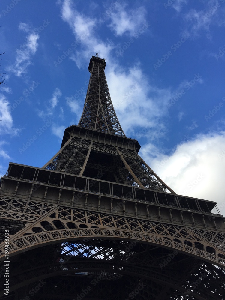 Torre Eiffel con cielo azzurro e nuvole, Parigi, Francia