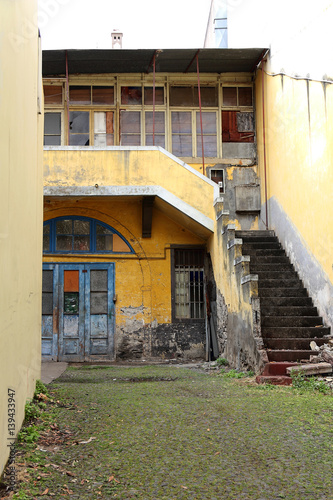 Verfallener Hinterhof in der Altstadt von Funchal photo