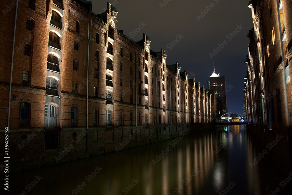 Hamburg Hafencity bei Dämmerung, Nacht