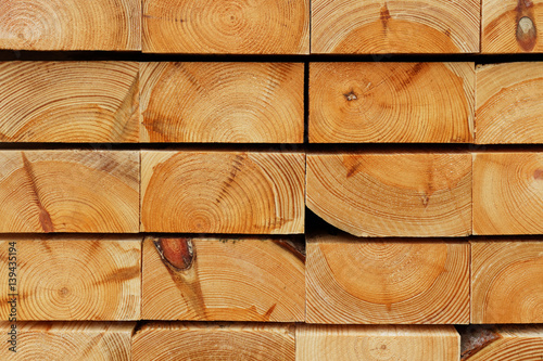Bauholzstapel: Schnittkanten gestapelter Bohlen aus Kiefernholz