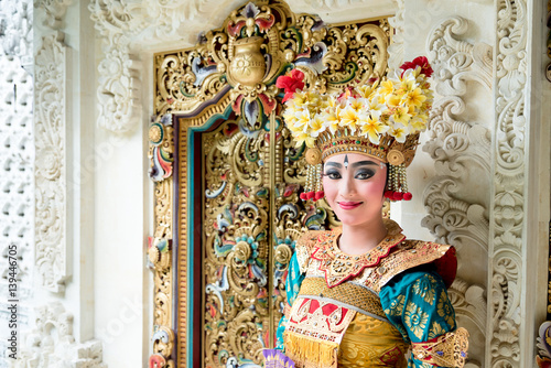 Foto balinese legong dancer at decorative door