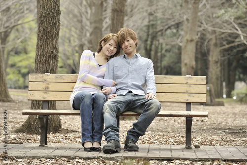 公園でデートする若いカップル