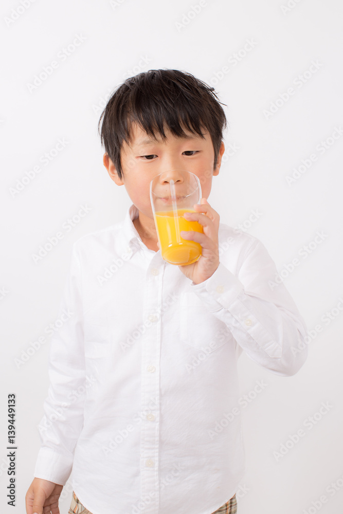 オレンジジュースを飲む子供 オレンジジュースを飲む子供