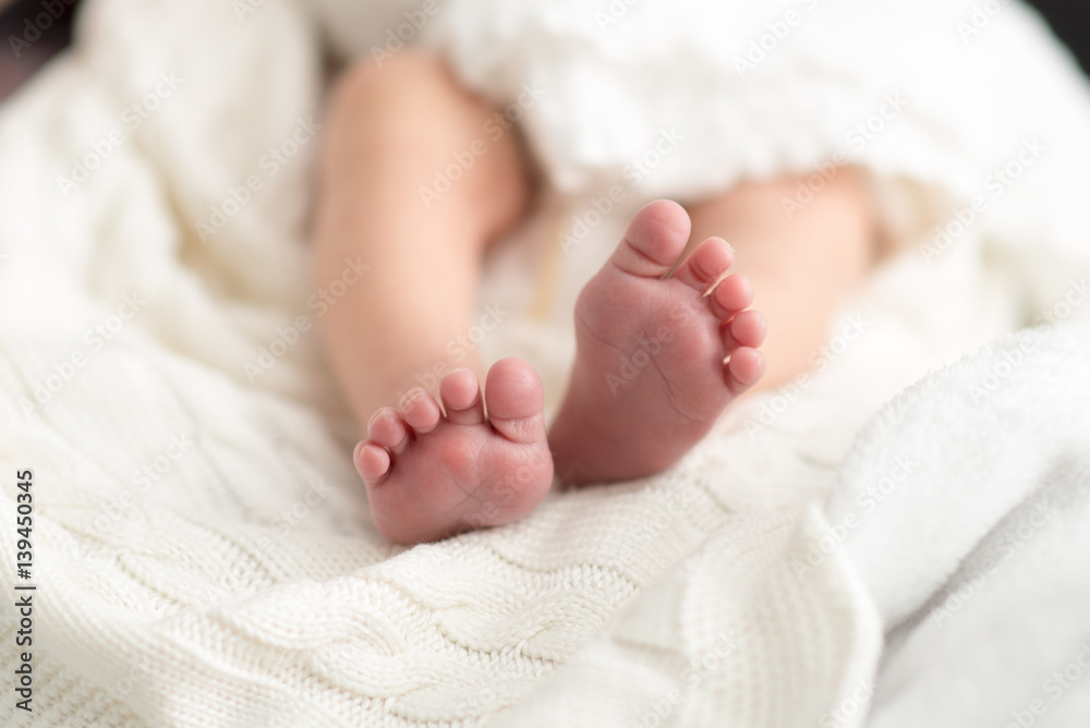 Zerbrechliche Füße neugeborenes Baby Säugling in Kinderstube Zerbrechliche Füße neugeborenes Baby Säugling in Kinderstube