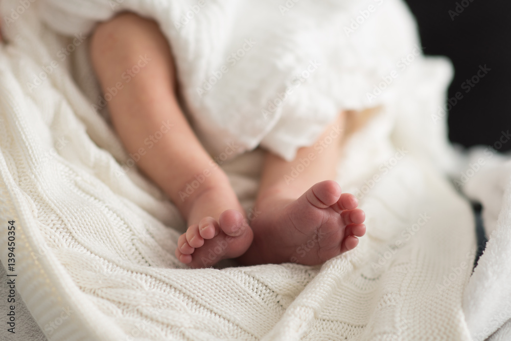 Zerbrechliche Füße neugeborenes Baby Säugling in Kinderstube Zerbrechliche Füße neugeborenes Baby Säugling in Kinderstube
