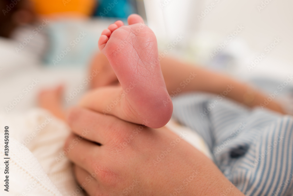 Zerbrechliche Füße neugeborenes Baby Säugling in Kinderstube Zerbrechliche Füße neugeborenes Baby Säugling in Kinderstube