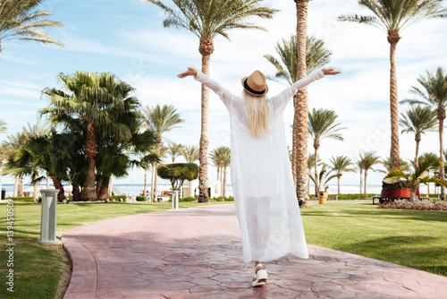 Foto Happy excited young woman walking and enjoying on summer resort