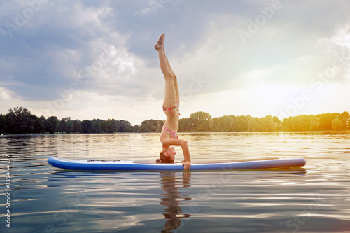 Yoga auf dem See bei Sonnenuntergang