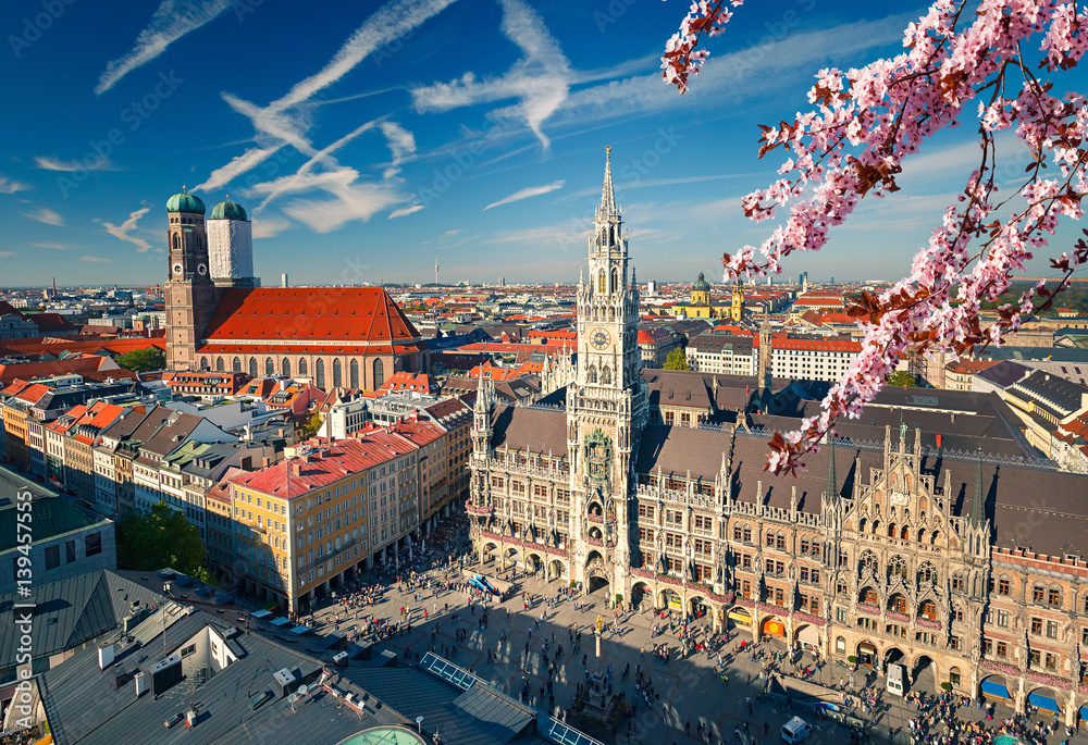 Fototapeta premium Widok z lotu ptaka Munchen na wiosnę: Marienplatz, New Town Hall i Frauenkirche