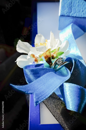 Foto Anello di fidanzamento e fiore