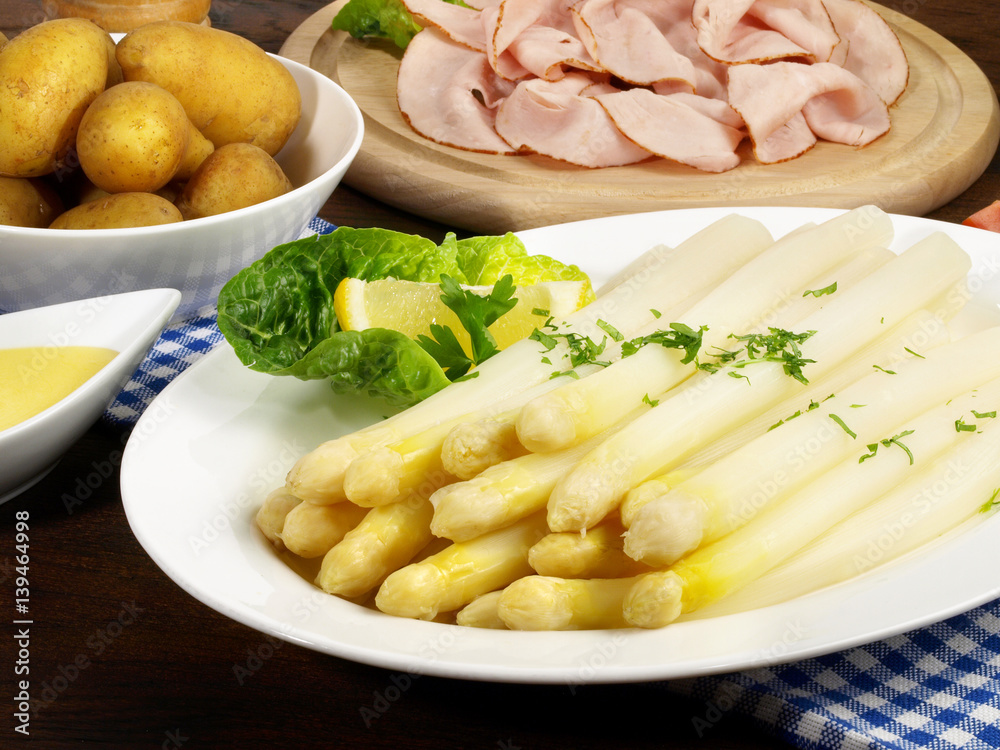 Spargel mit neuen Kartoffeln und Sauce Hollandaise