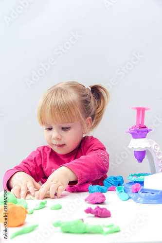 Niña jugando con plastelina