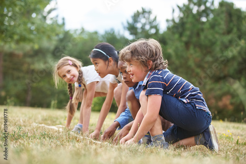 Gruppe Kinder beim Wettlaufen am Start