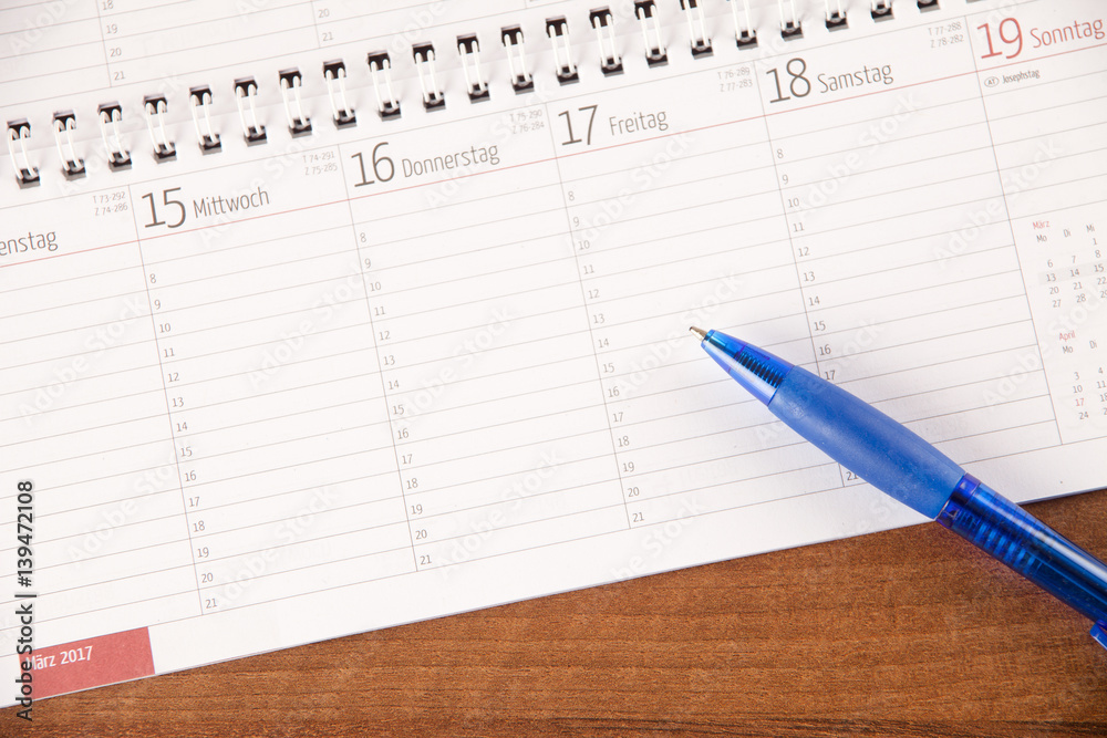 Arbeitsplatz im Büro, Schreibtisch mit Kalender, Stift, Papier, Rechner Arbeitsplatz im Büro, Schreibtisch mit Kalender, Stift, Papier, Rechner