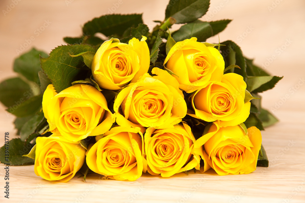 gelbe Rosen auf einem Holzhintergrund gelbe Rosen auf einem Holzhintergrund