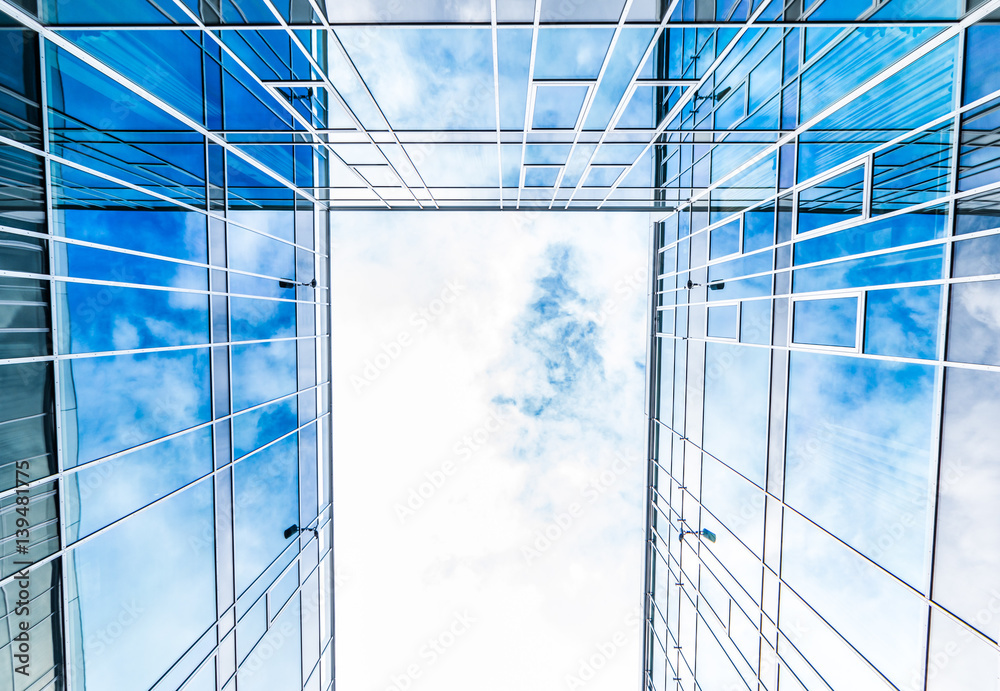 Fototapeta premium Glasfront, Konzerngebäude, spiegelnde Wolken