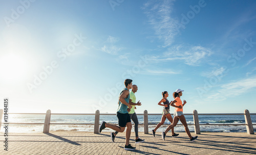 Fényképezés Group running along a seaside promenade