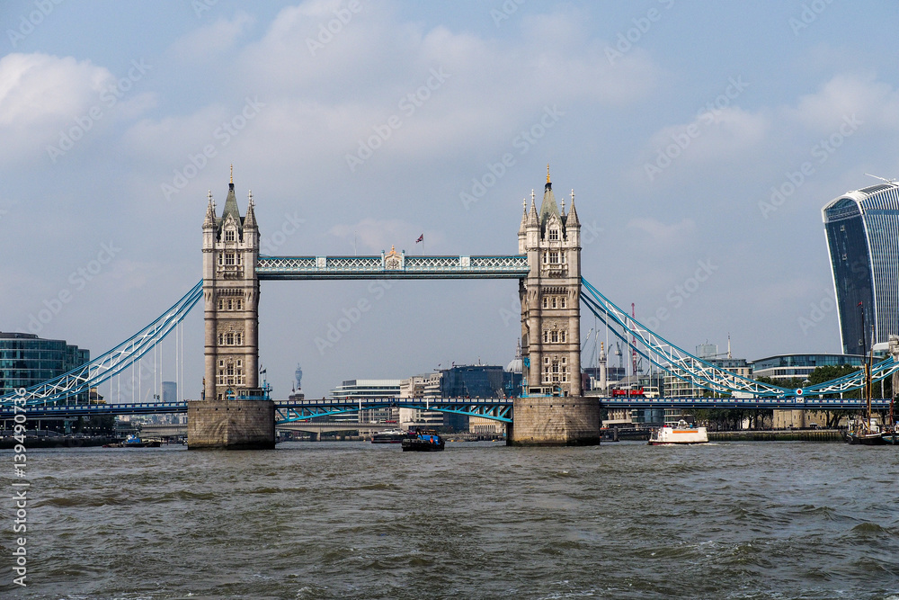 Obraz premium Großbritannien - Bootsfahrt auf der Themse nach Greenwich - Tower Bridge