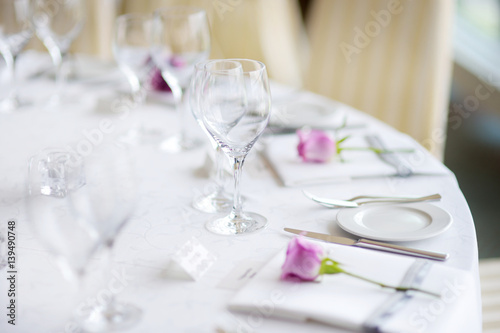 Beautiful table setting with crockery and flowers for a party, wedding reception or other festive event © MNStudio