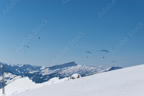 Gleitschirmflug über den Alpen im Winter