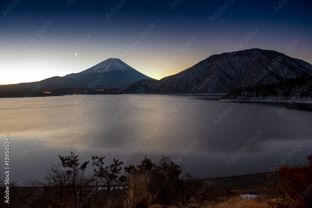 Naklejka premium Lake Motosu and mt.Fuji at sunrise time