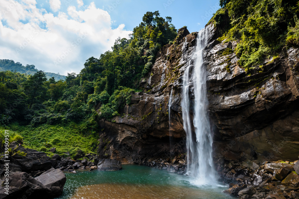 Fototapeta premium Aberdeen Falls is a picturesque 98 m high waterfall on the Kehelgamu River near Ginigathena, in the Nuwara Eliya District of Sri Lanka.
