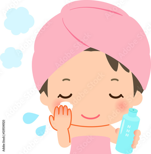 風呂上りに化粧水を塗る女性