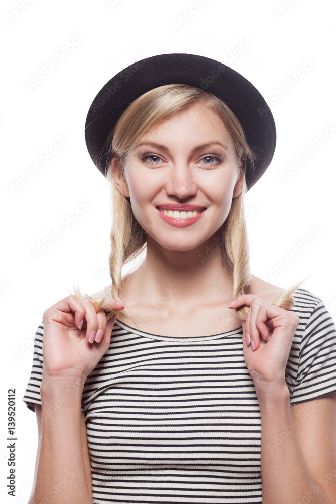 Φωτογραφία Closeup fashion studio portrait of hipster young smiling woman in black hat and