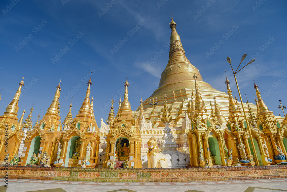 Fototapeta premium Shwedagon pagoda in Yangon, Myanmar