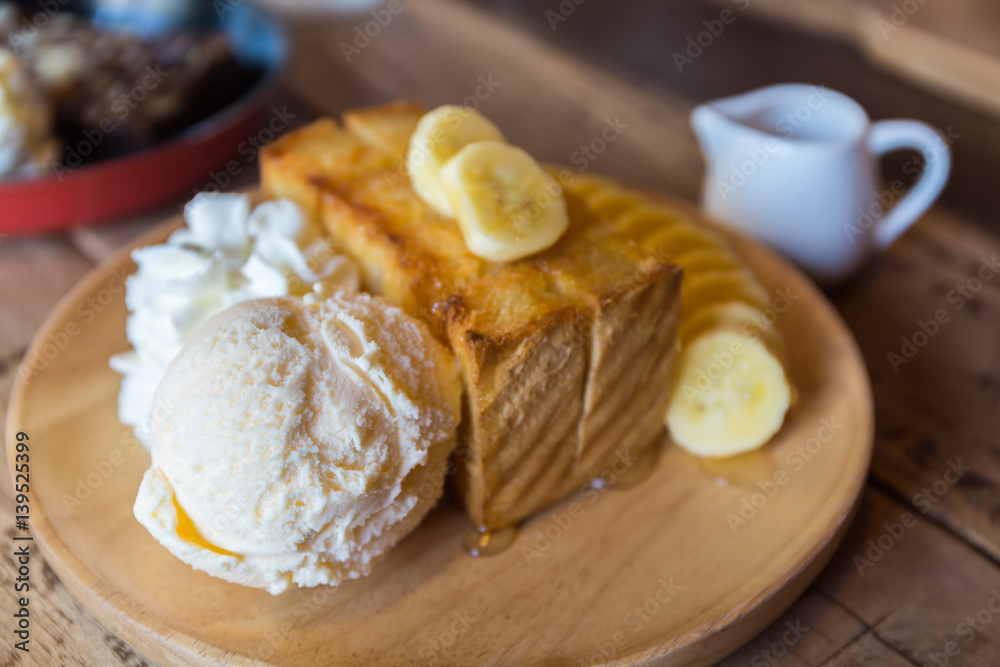 Honey toast whit ice cream.