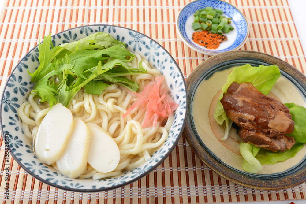 沖縄伝統の豚足テビチそば
