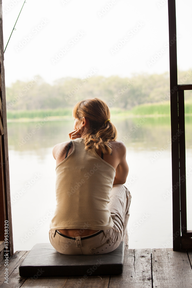 Prominent metaal Voorwaarde Stockfoto femme assise de dos au bord de l'eau | Adobe Stock