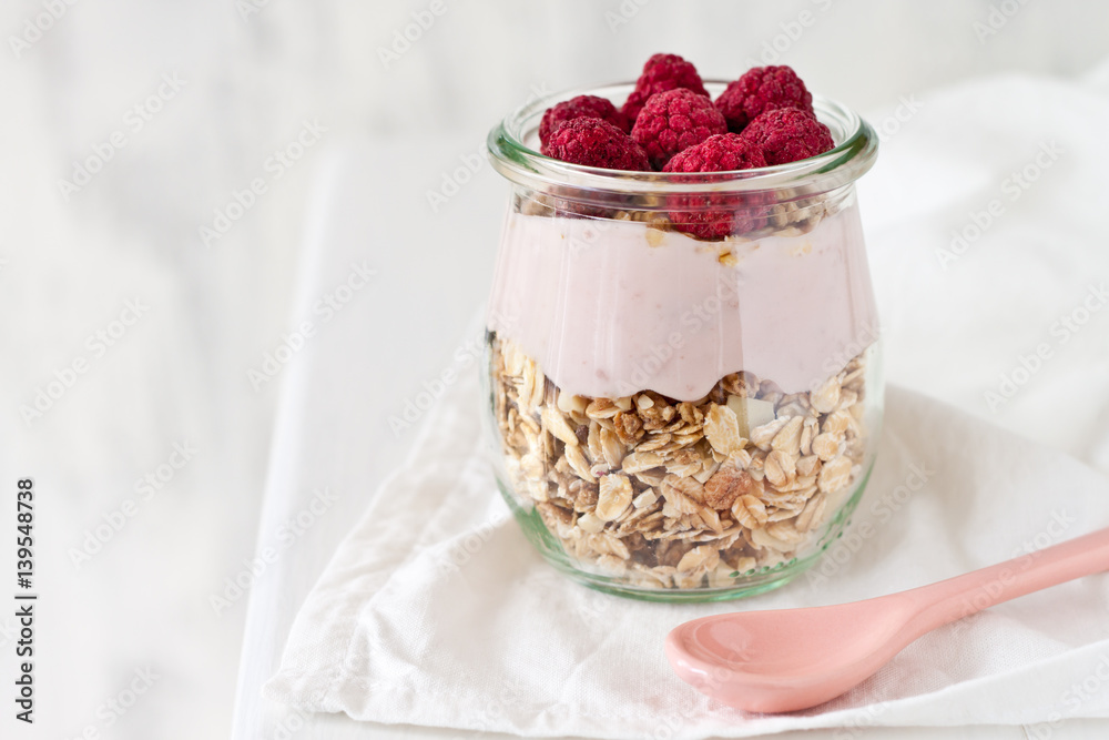 Müsli, Yoghurt und Himbeeren im Glas zum Frühstück Stock Photo | Adobe Stock