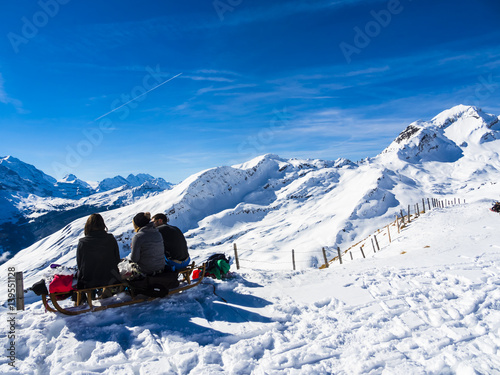 Sportler schauen auf den Eiger, Grindelwald, Oberjoch, Interlaken-Oberhasli, Berner Oberland, Kanton Bern, Schweiz