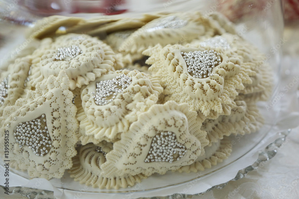 piatto con dolci tradizionali a forma di cuore color panna piatto con dolci tradizionali a forma di cuore color panna