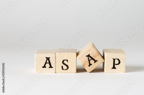 ASAPの文字の書かれた木製のブロック
