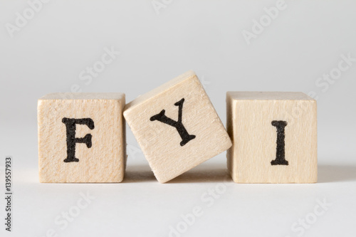 FYIの文字の書かれた木製のブロック