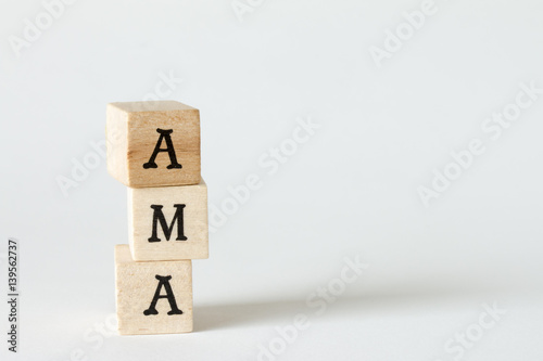 AMA、Ask Me Anythingの文字の書かれた木製のブロック