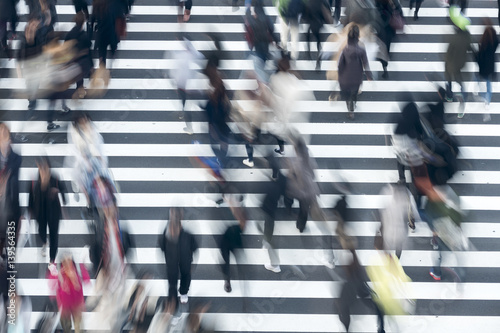 スローシャッターシリーズ 大都会東京の交差点を行き交う群衆 流れる 横断歩道