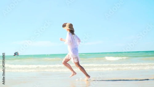Wallpaper Mural junge blonde frau mit hut und weißer tunika bewegt sich auf thailändischem strand Torontodigital.ca