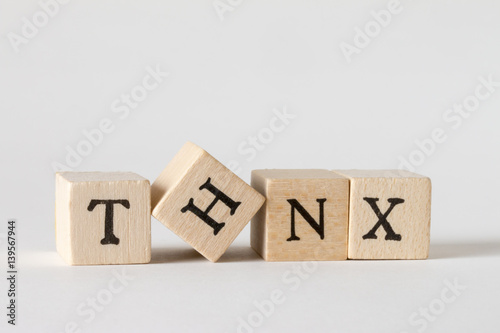 THNXの文字の書かれた木製のブロック