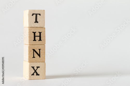 THNXの文字の書かれた木製のブロック