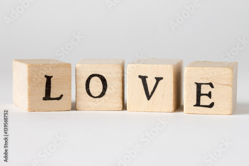 LOVEの文字の書かれた木製のブロック