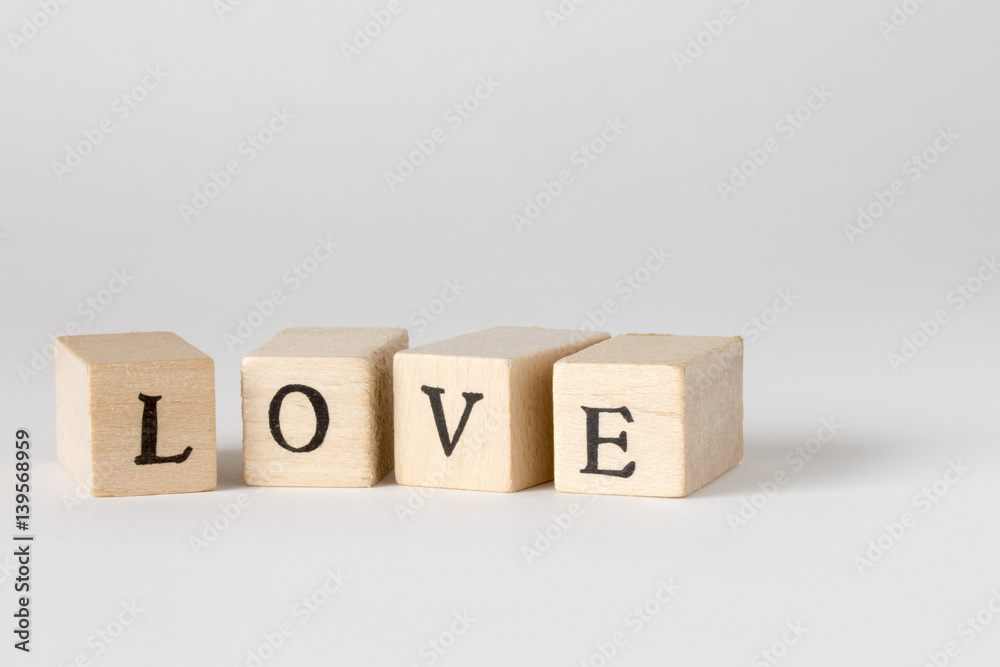 LOVEと書かれた木のブロック LOVEと書かれた木のブロック