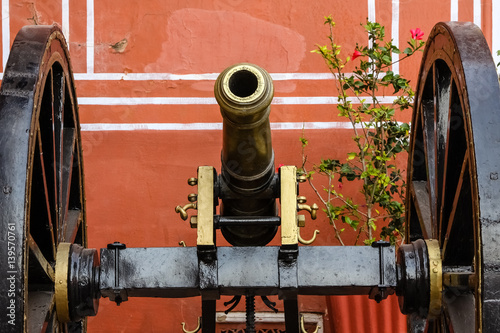 Foto Ancient cannon guarding an palace entrance, Jaipur, Rajasthan, India
