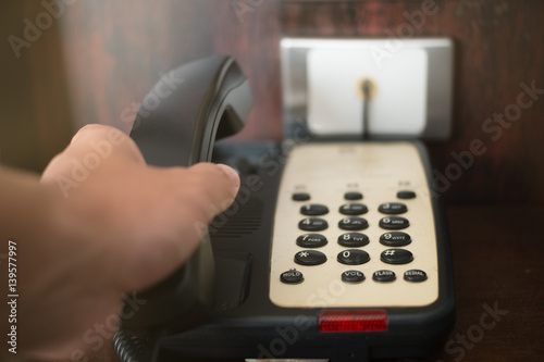 Fotografie Hand hang up hotel telephone