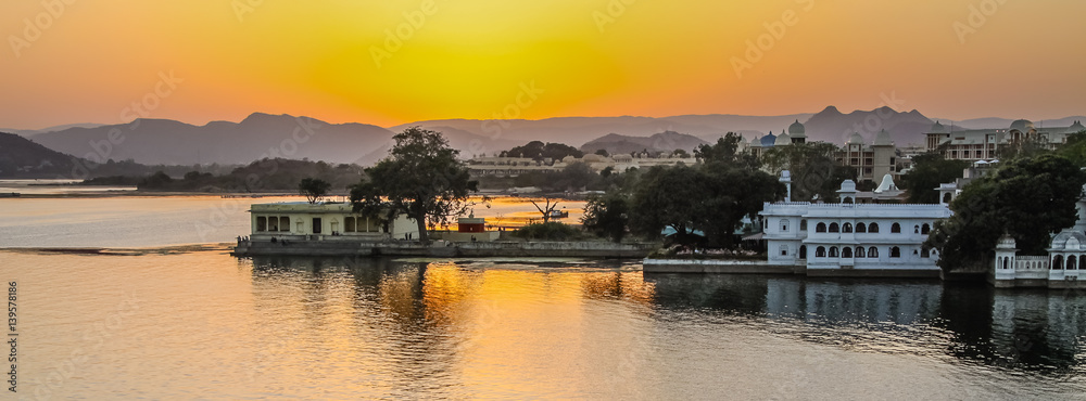 Sunset over Lake Pichola, Udaipur, Rajasthan, India 