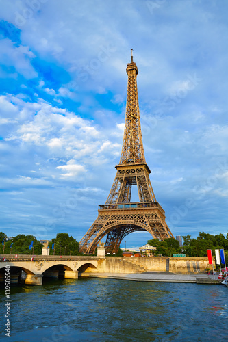 Fototapeta Naklejka Na Ścianę i Meble -  Eiffel tower at sunset Paris France