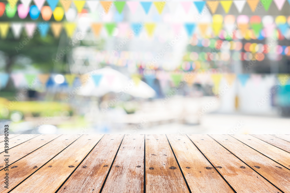 Empty wooden table with party in garden background blurred. - obrazy, fototapety, plakaty 
